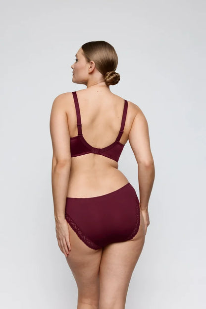 PrimaDonna Salerno Brief